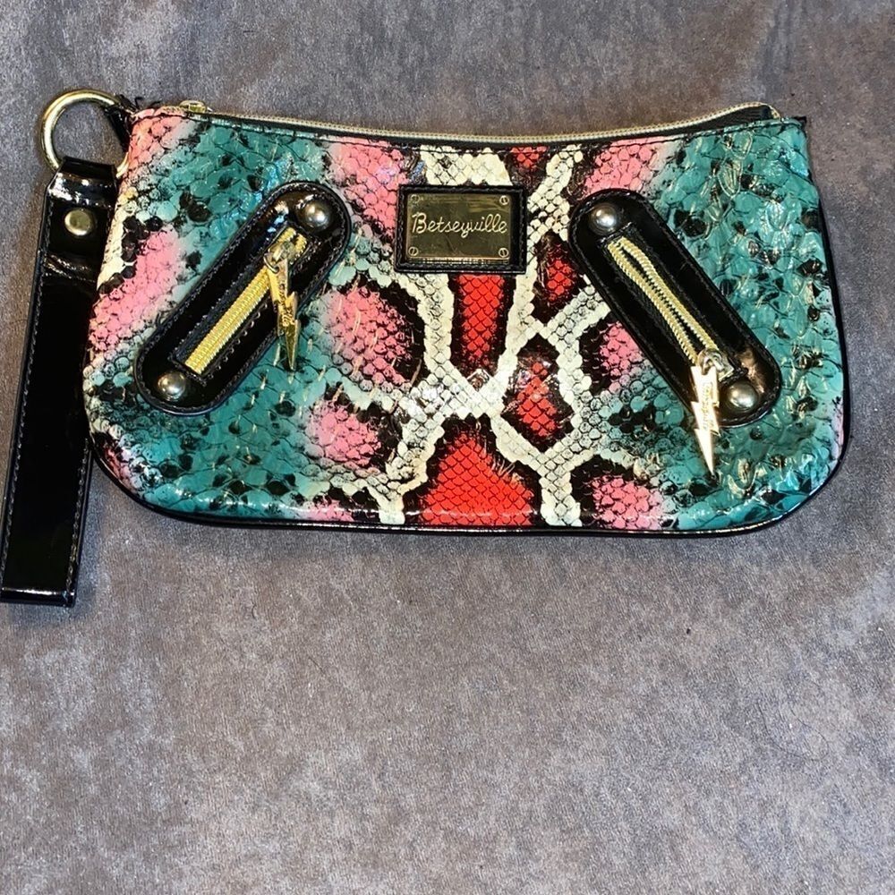 Betseyville wristlet *Sale* Bundle 2 purses for $60